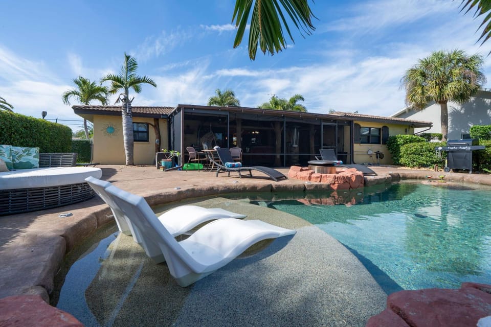 Patio, Garden view, Pool view, Swimming pool, sunbed