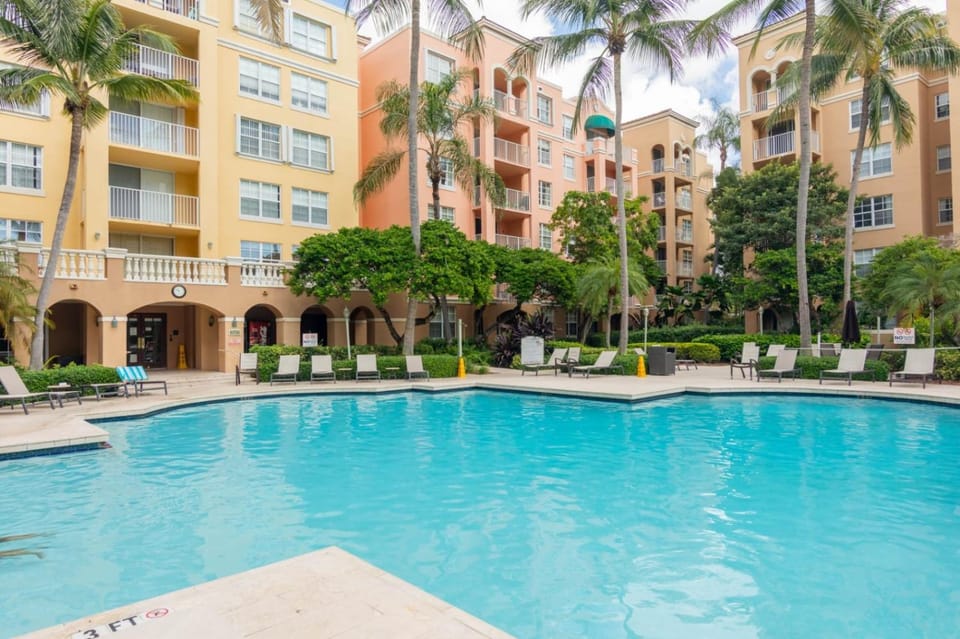 Property building, Day, Swimming pool, Swimming pool, sunbed
