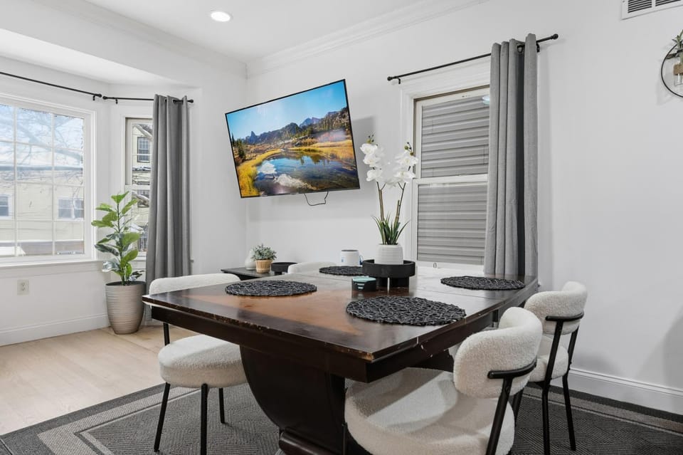Sleeps 18! - 6 BR - 2 Kitchens House in Jersey City