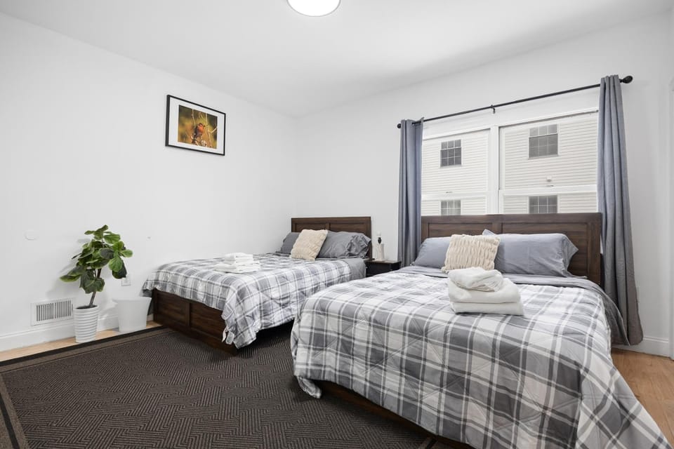 Sleeps 18! - 6 BR - 2 Kitchens House in Jersey City