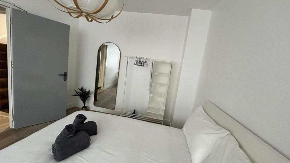 Family Ensuite Room for 3,Piccadilly Line,Work Desk & Easy Tube Access 4 Apartment in London