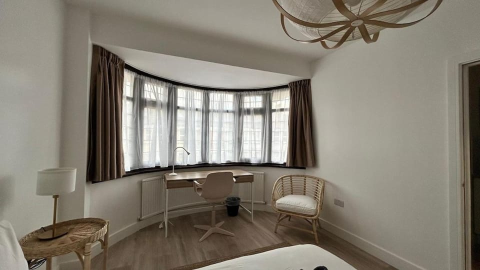 Family Ensuite Room for 3,Piccadilly Line,Work Desk & Easy Tube Access 4 Apartment in London