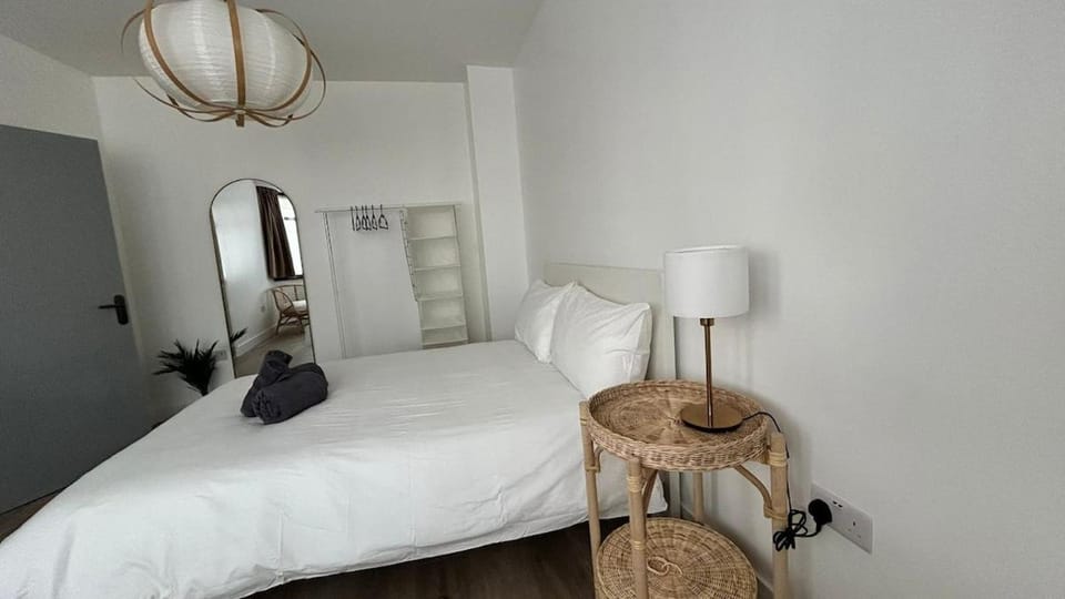 Family Ensuite Room for 3,Piccadilly Line,Work Desk & Easy Tube Access 4 Apartment in London