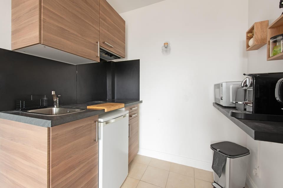 Coffee/tea facilities, Kitchen or kitchenette, stove