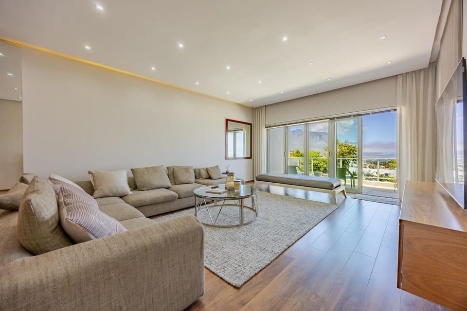 Luxury Camps Bay Getaway House in Camps Bay
