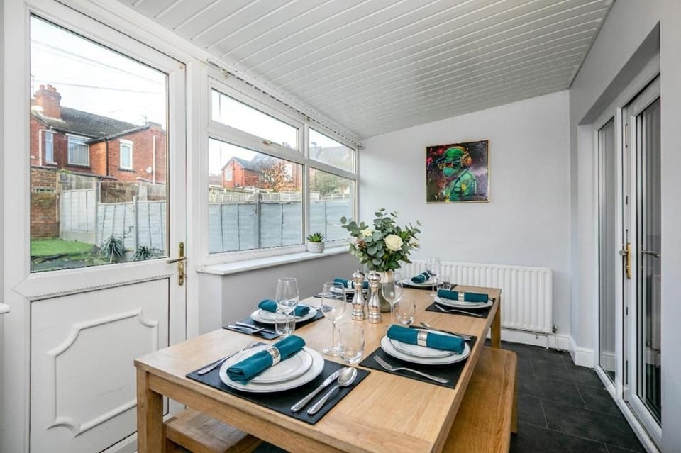 Sapphire House - Modern 4BR Home - Sleeps 9 - Parking & Garden House in Doncaster