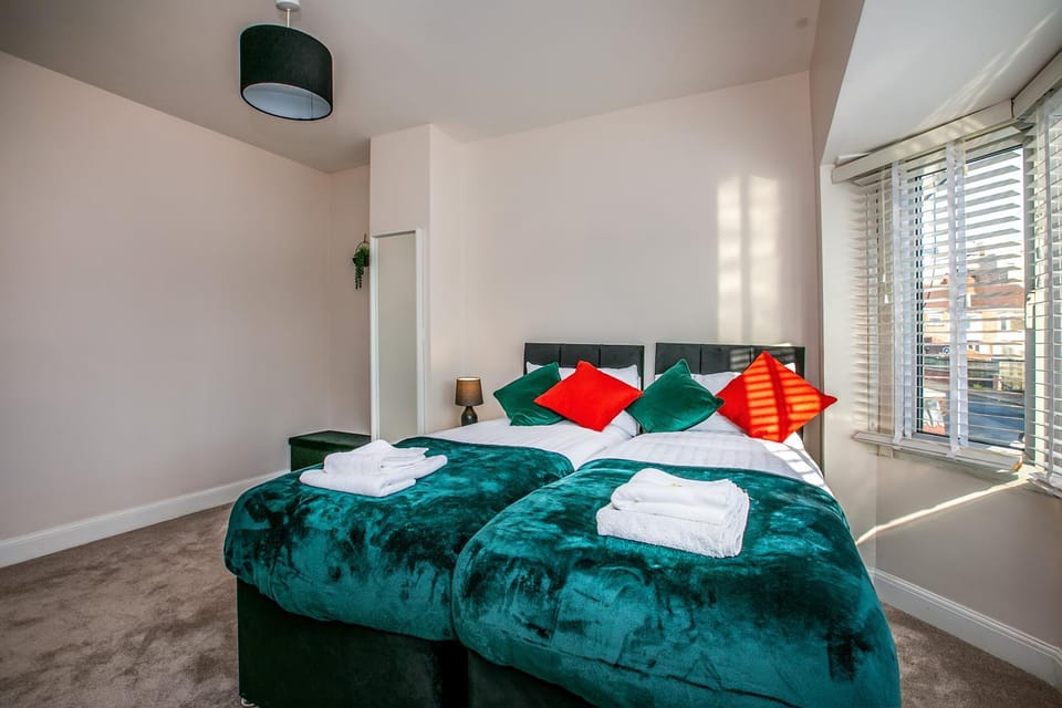 Bed, Photo of the whole room, Bedroom, towels