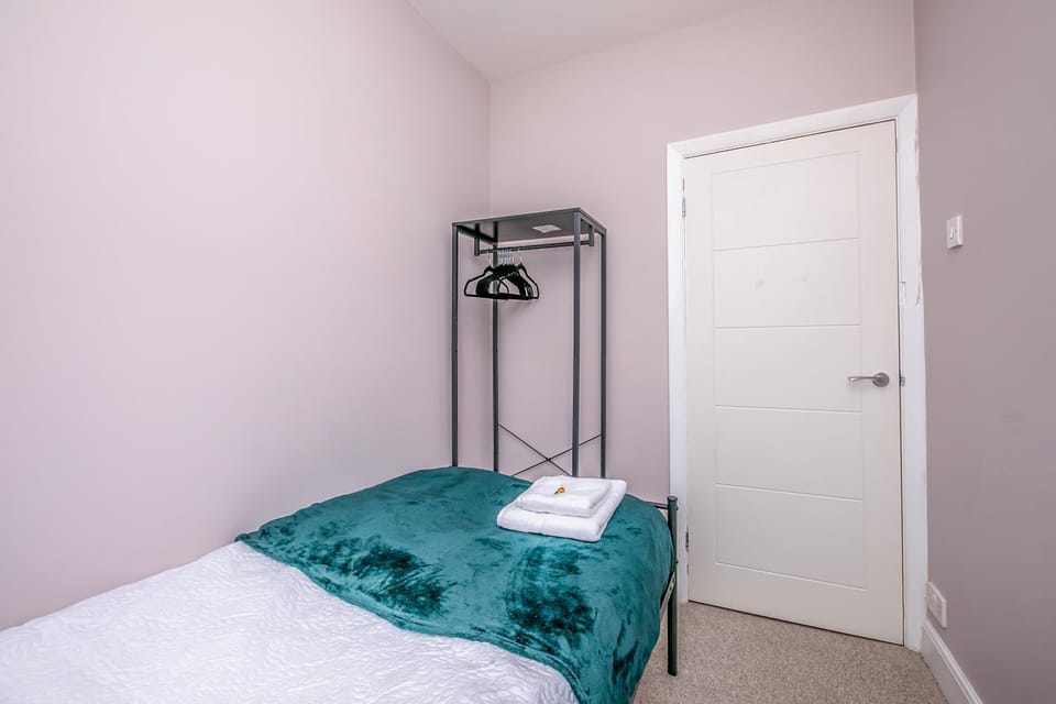 Bed, Bedroom, towels