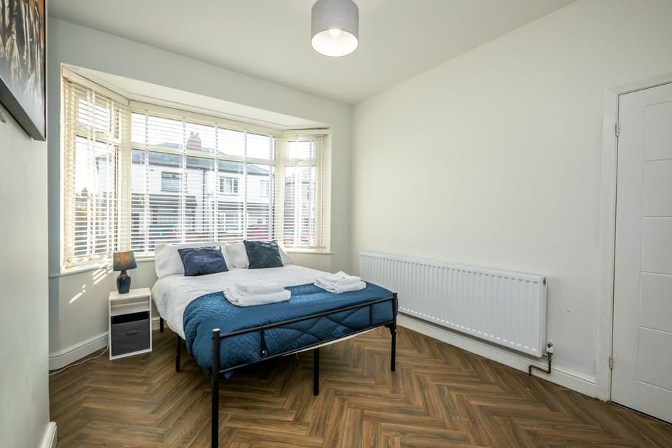 Bed, Photo of the whole room, Bedroom, internet