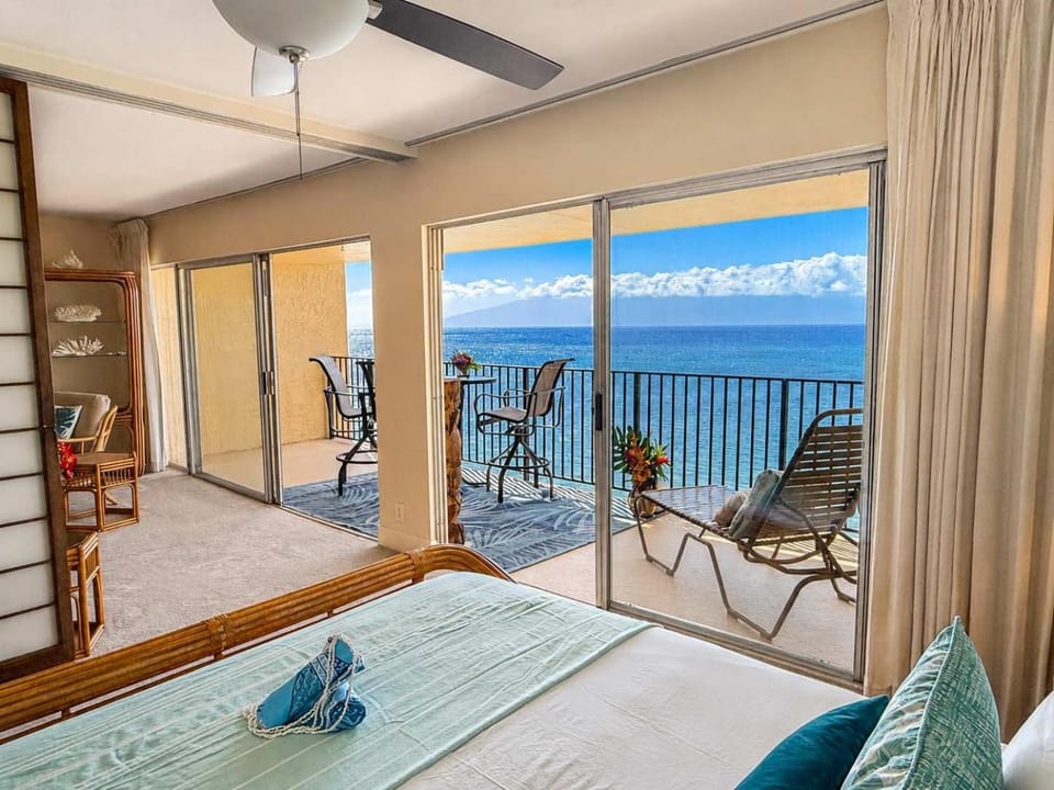 2 Kings Top Floor Oceanfront Big Lanai Views from the Top House in Kahana