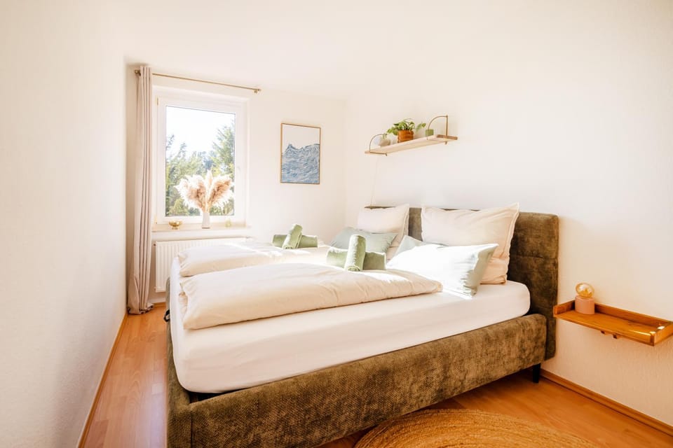 Bed, TV and multimedia, Bedroom, towels