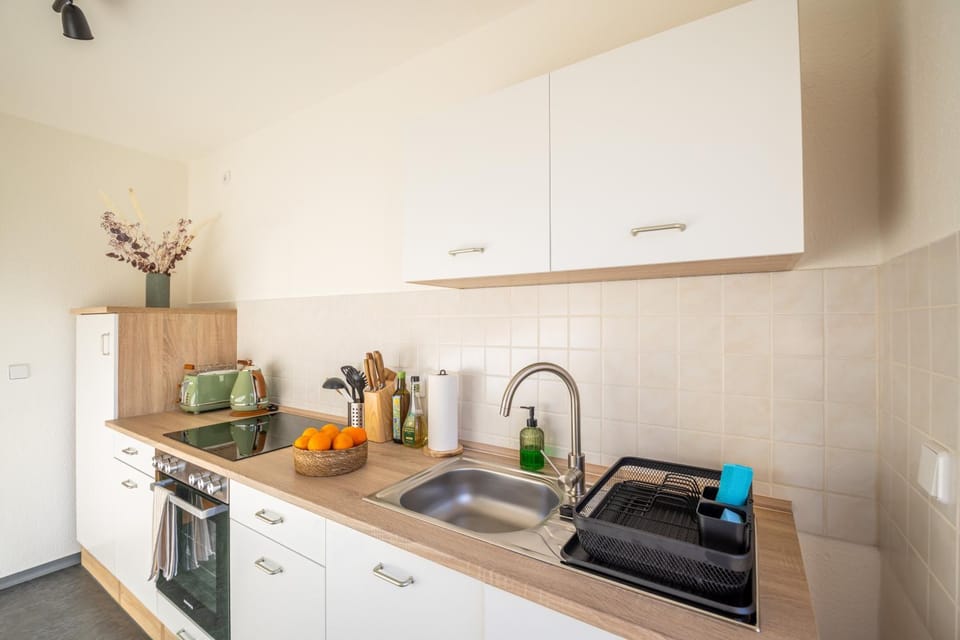 Coffee/tea facilities, Kitchen or kitchenette, stove, toaster