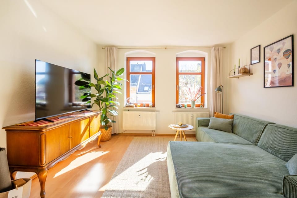 TV and multimedia, Living room, Seating area, Evening entertainment