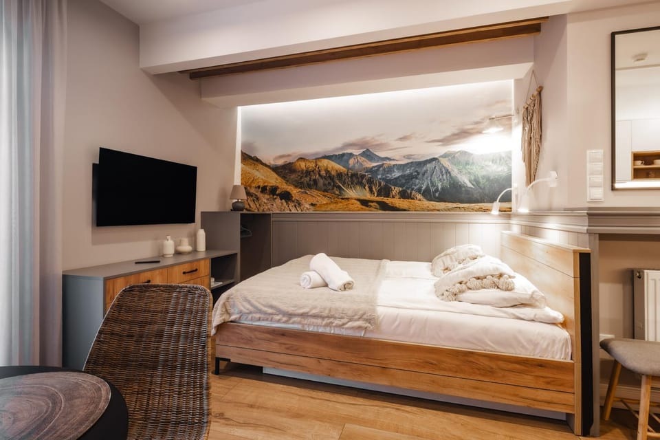 Bed, TV and multimedia, Photo of the whole room, Bedroom, towels