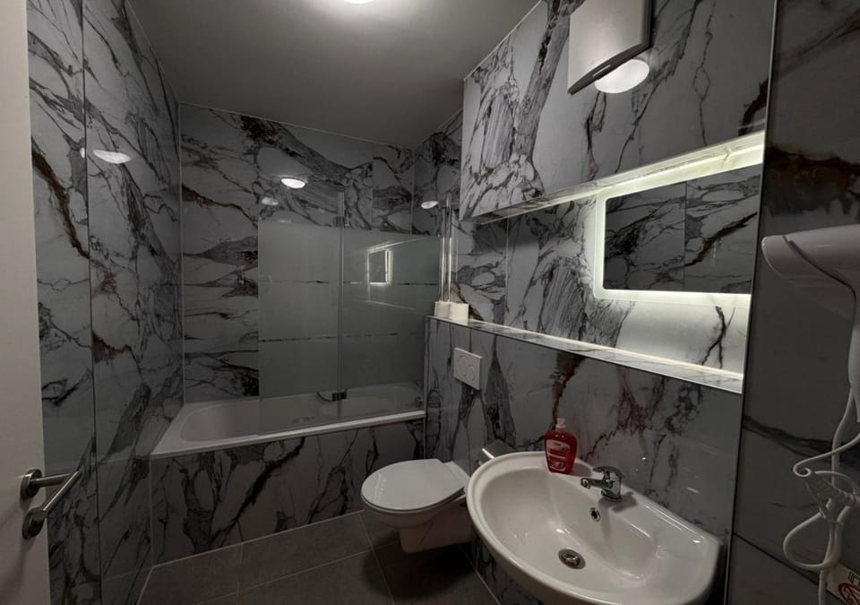 Shower, Toilet, Bathroom, Bath, towels