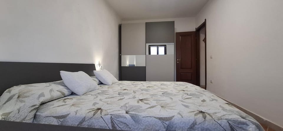 Bed, Photo of the whole room, Bedroom, wardrobe