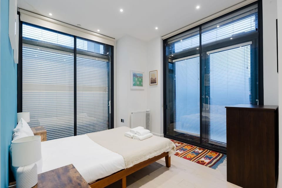 Tasteful 2BDR Canalside Hideaway in Hackney Apartment in London Borough of Hackney
