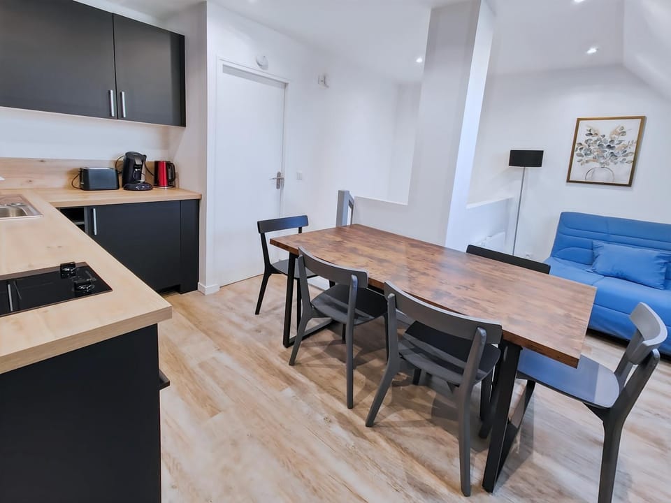 Kitchen or kitchenette, Living room, Seating area, Dining area, stove
