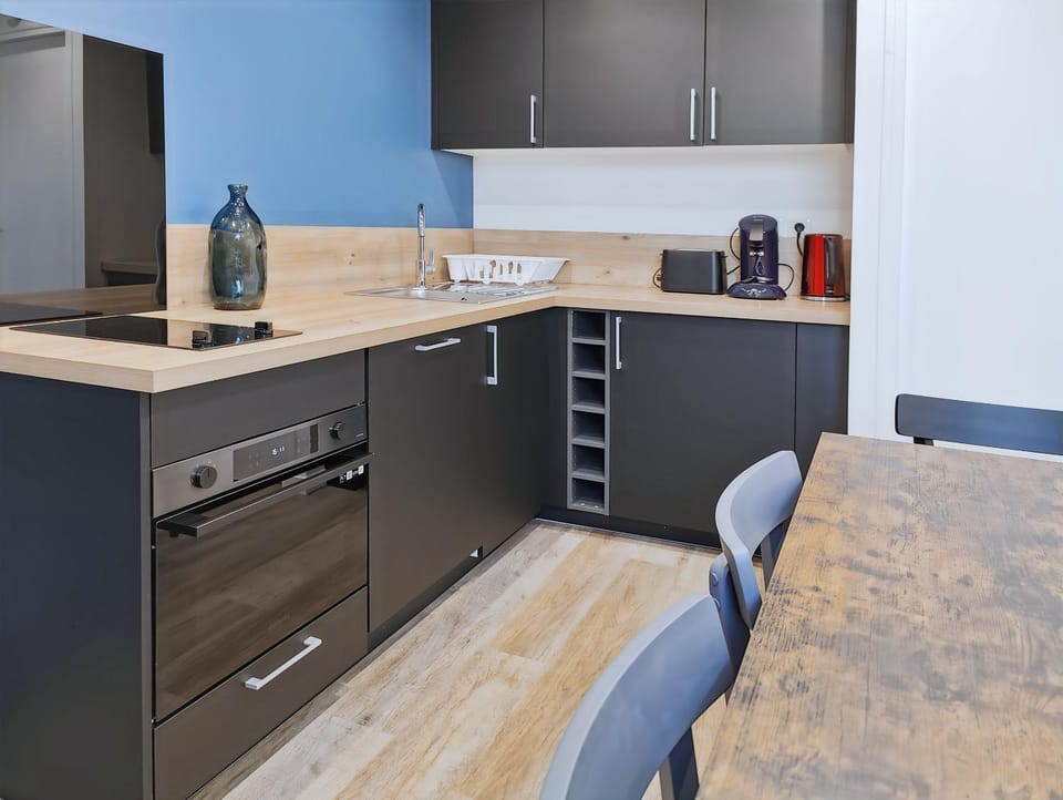 Coffee/tea facilities, Kitchen or kitchenette, oven, stove