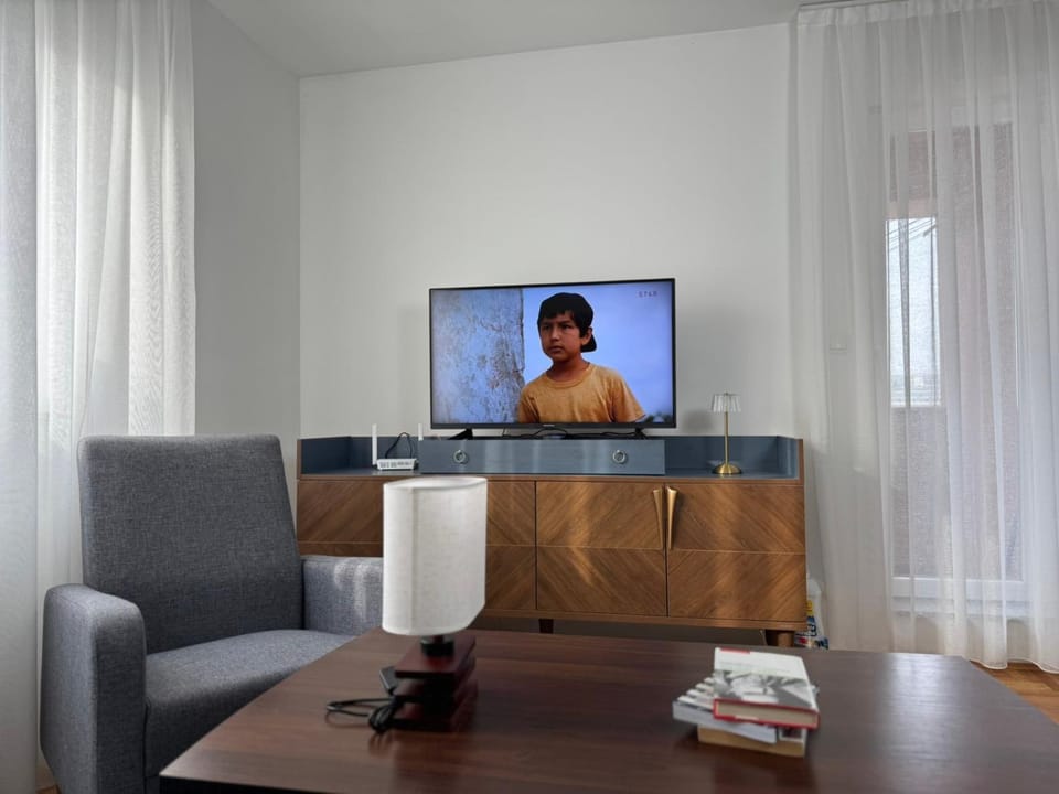 TV and multimedia, Living room, Seating area, Evening entertainment