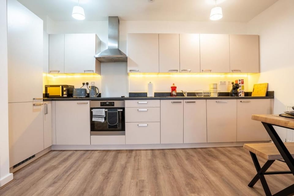 Wembley Central 2BR Near Stadium - Sleeps 8 Apartment in Wembley