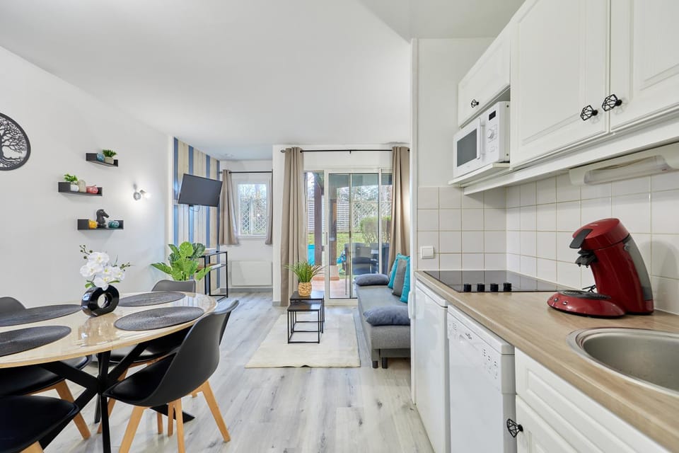 Kitchen or kitchenette, Living room