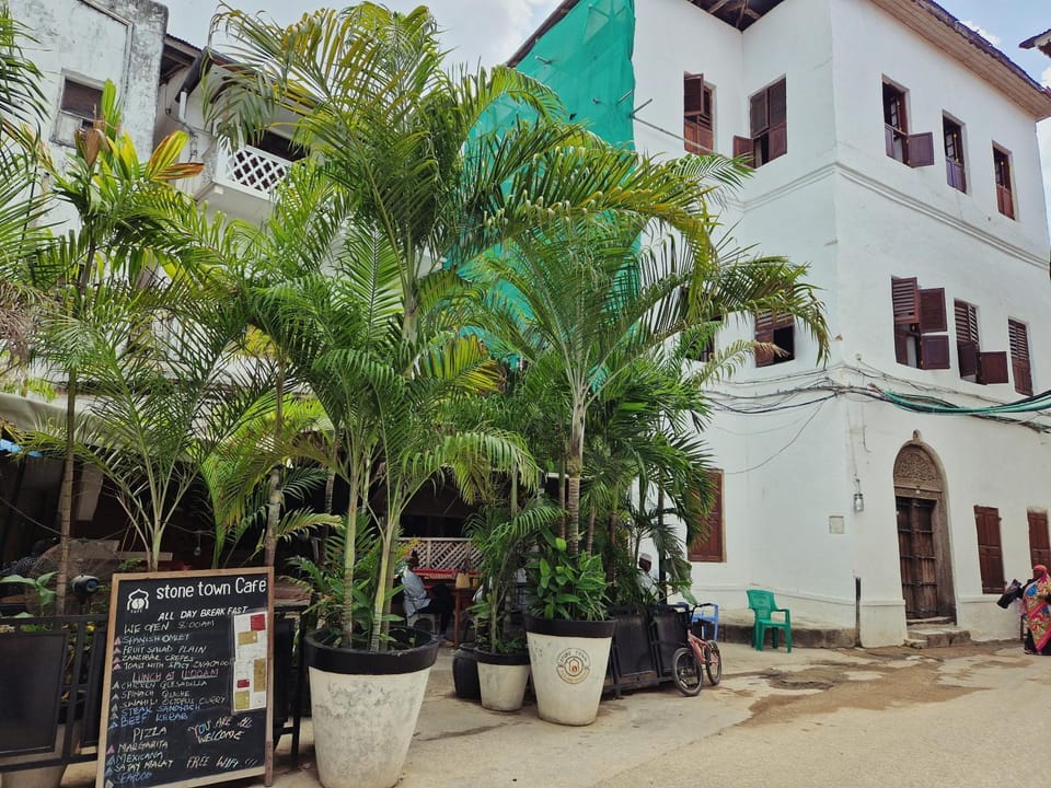 Property building, Restaurant/places to eat, Facade/entrance, Day, acessibility
