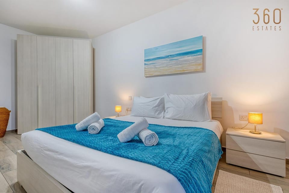 Photo of the whole room, Bedroom, towels