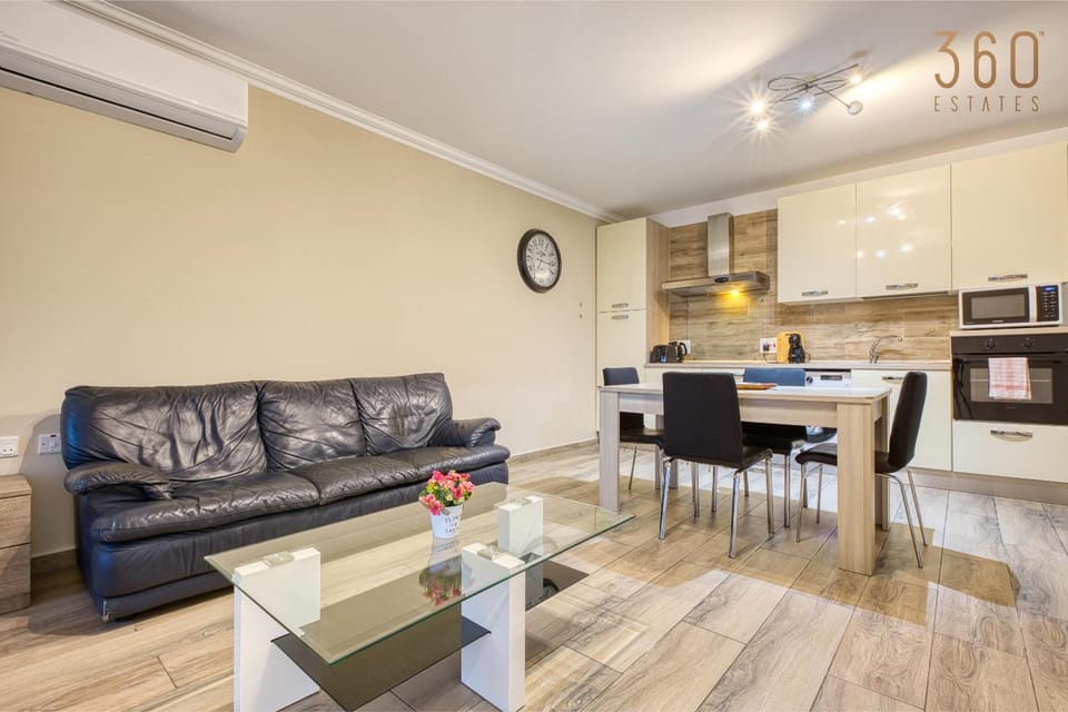 Kitchen or kitchenette, Seating area, Dining area, fireplace, minibar, stove, air conditioner
