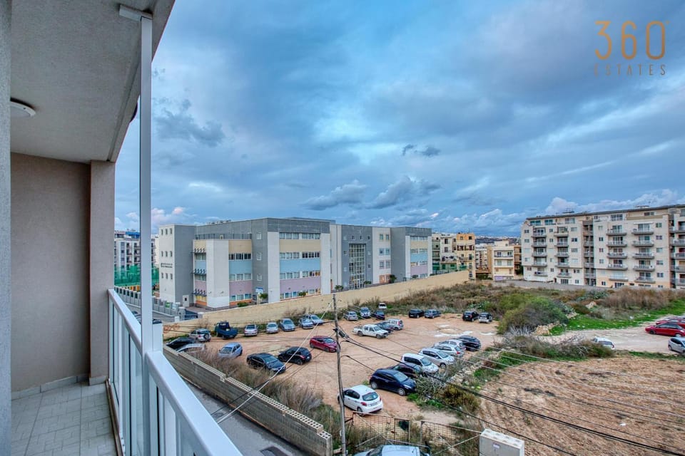 Property building, Day, Neighbourhood, City view, Street view, Location, Parking