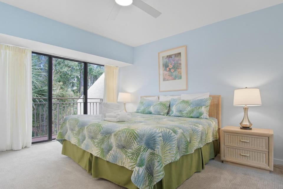 Sea Pines 3BR Townhome with Balcony, 5 Minutes to Beach House in Hilton Head Island