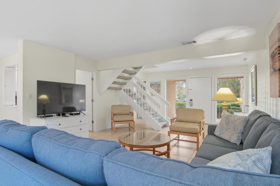 Sea Pines 3BR Townhome with Balcony, 5 Minutes to Beach House in Hilton Head Island