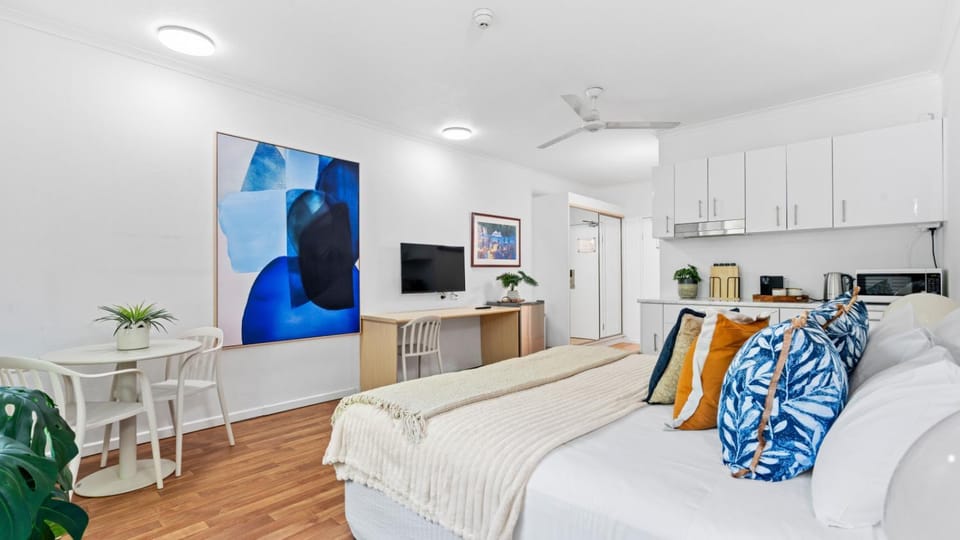 Bed, TV and multimedia, Kitchen or kitchenette, Bedroom, wardrobe
