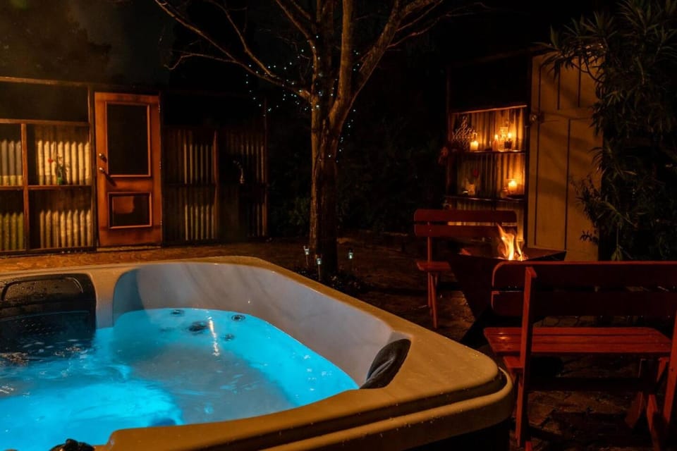Buttercup Oasis Rustic Cabin Hot Tub and Firepit Cabin in Katoomba