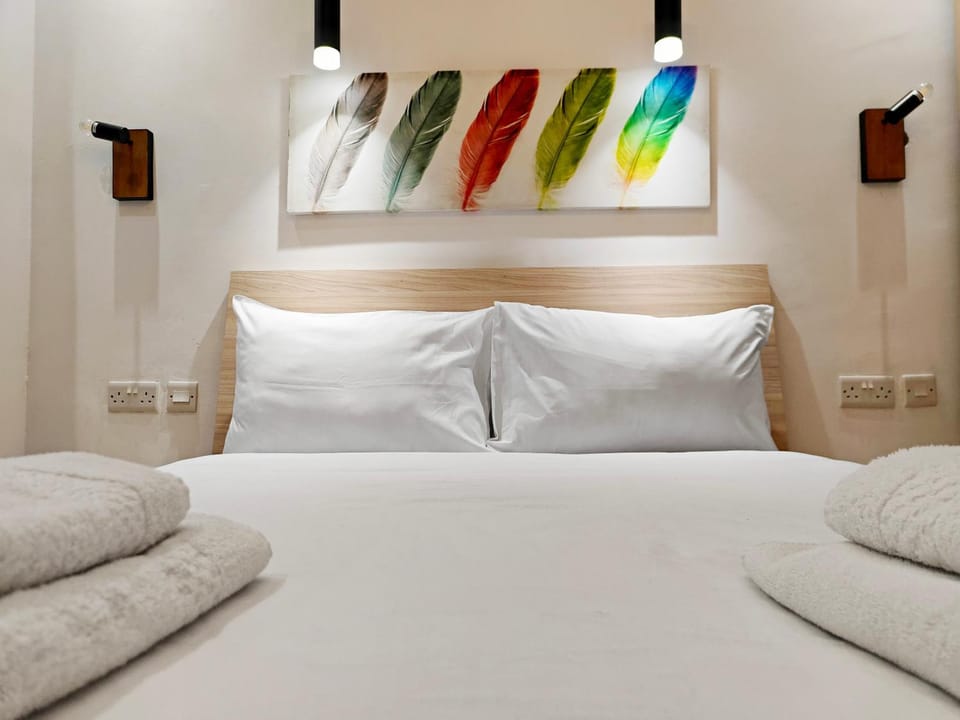 Bed, Bedroom, towels