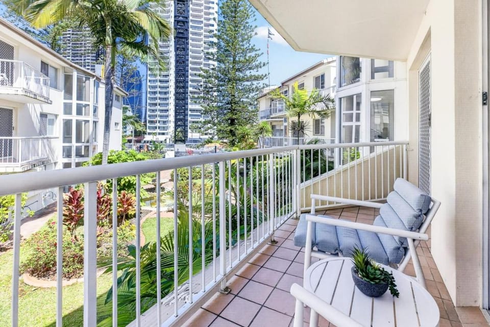 Beachside 2BR Apartment with Pool and Parking Apartment in Surfers Paradise