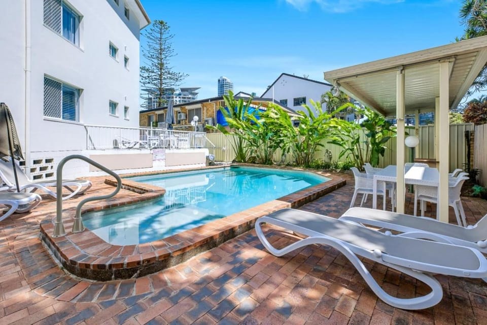 Beachside 2BR Apartment with Pool and Parking Apartment in Surfers Paradise