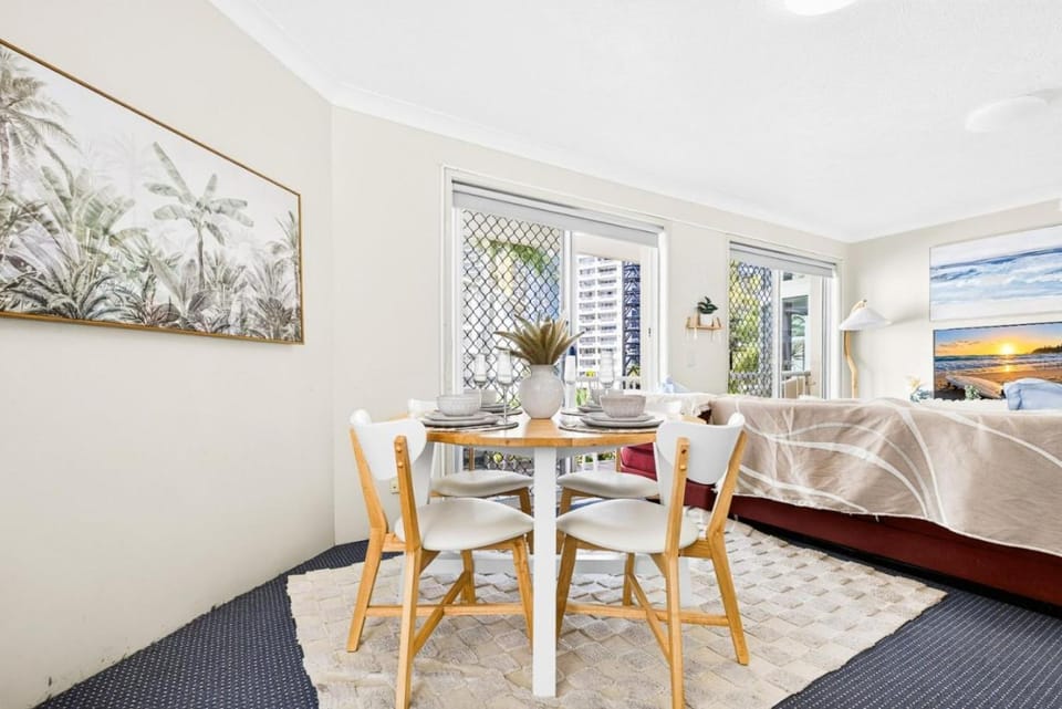Beachside 2BR Apartment with Pool and Parking Apartment in Surfers Paradise