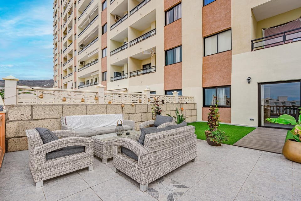 Property building, Patio, Day, Balcony/Terrace, Seating area