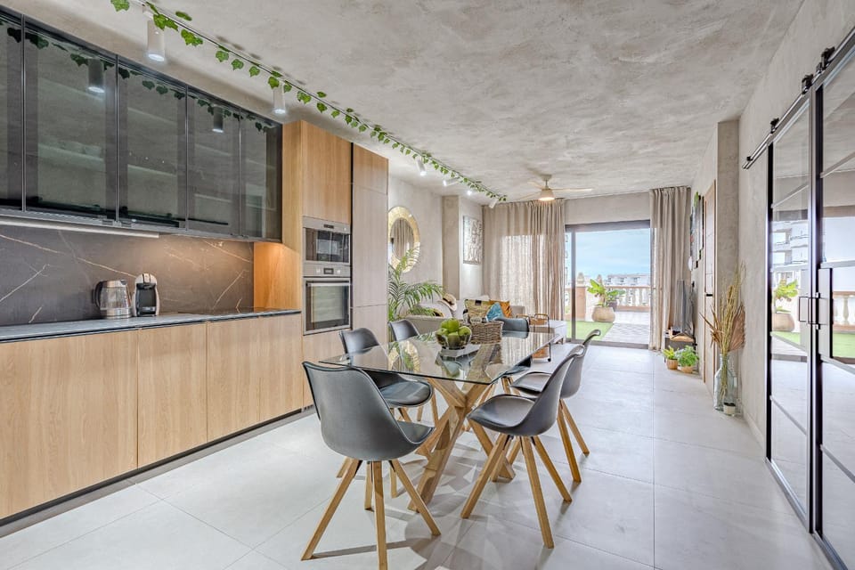 Coffee/tea facilities, Dining area, dishwasher, microwave, oven, stove, kitchen
