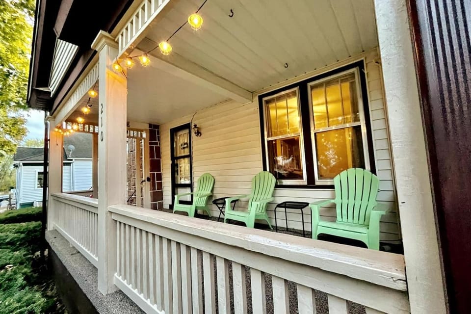 State ParksBungalowCoffeeBarPetFriendlyPorch House in Ozark Mountains