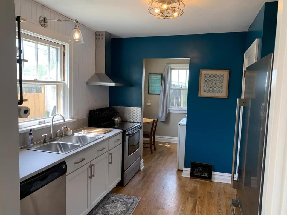 State ParksBungalowCoffeeBarPetFriendlyPorch House in Ozark Mountains