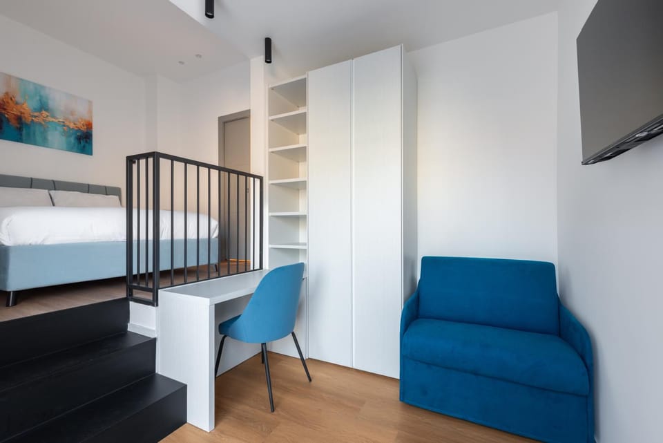 Bed, TV and multimedia, Photo of the whole room, Seating area, Bedroom, wardrobe