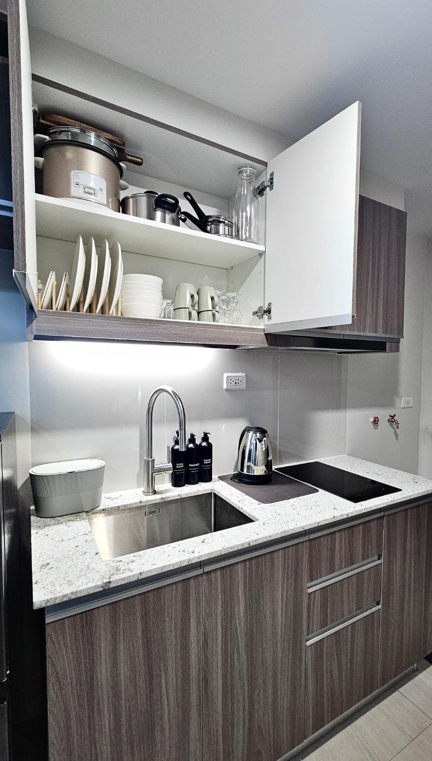 Coffee/tea facilities, Kitchen or kitchenette, stove