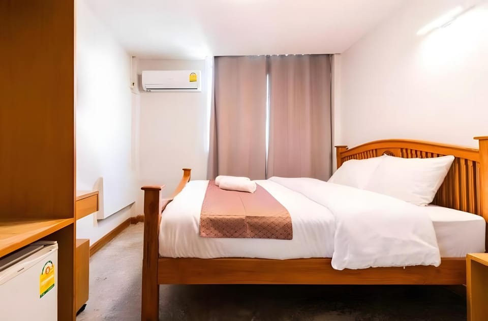 Bed, Photo of the whole room, Bedroom, towels, air conditioner