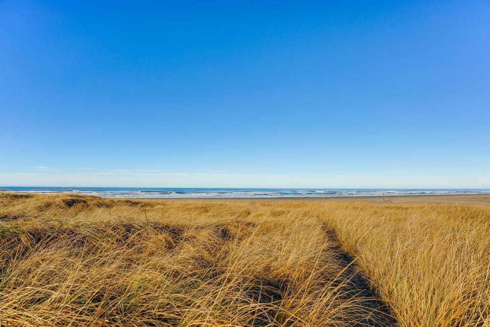 Stunning Ocean Views! Oregon Coast Condo Apartment in Gearhart