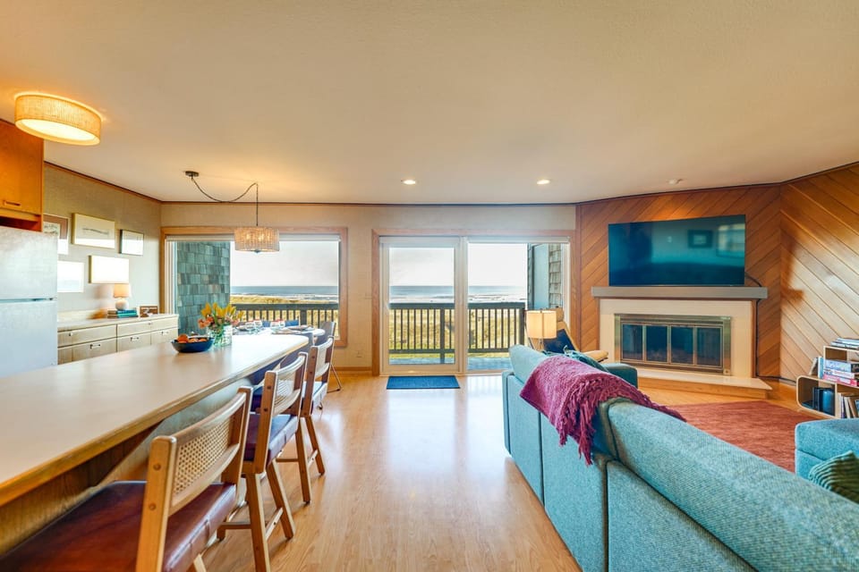 Stunning Ocean Views! Oregon Coast Condo Apartment in Gearhart
