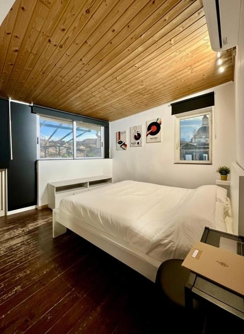 Bed, View (from property/room), Photo of the whole room, Bedroom, locker, air conditioner