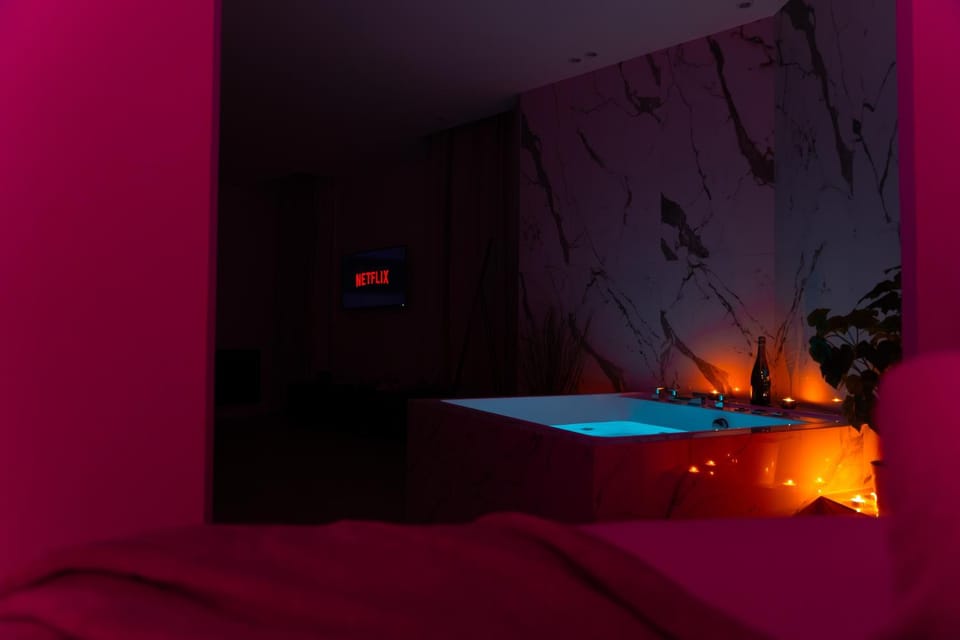 Bed, Night, TV and multimedia, Photo of the whole room, Bedroom