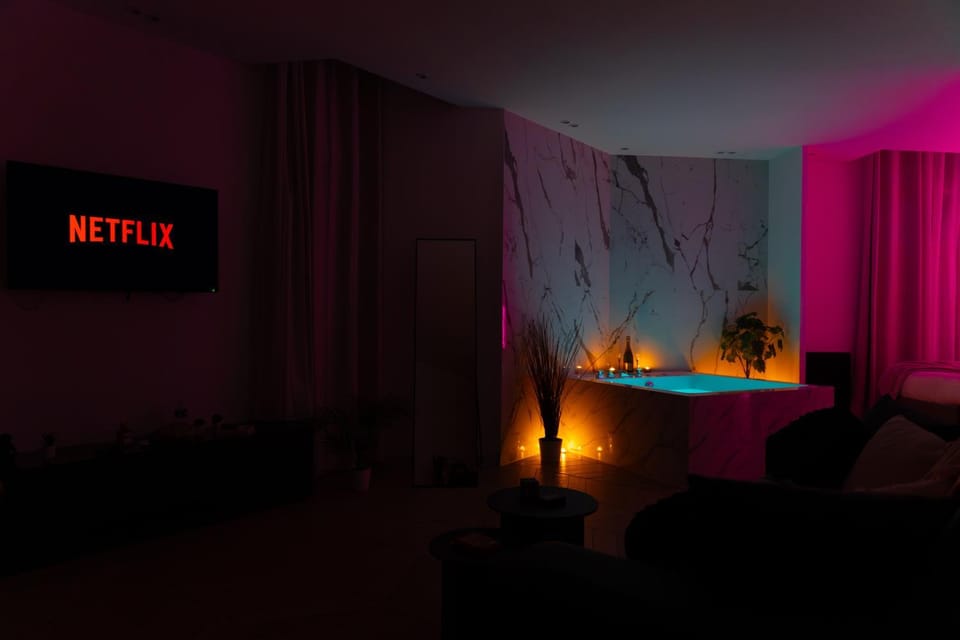 Hot Tub, TV and multimedia